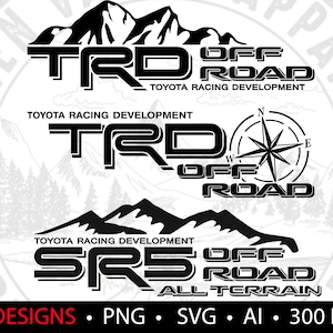 Puede incluir: Tres diseños en blanco y negro para un vehículo todoterreno Toyota Racing Development (TRD). El primer diseño presenta una cordillera con el texto "TRD OFF ROAD" y "TOYOTA RACING DEVELOPMENT". El segundo diseño presenta una brújula con el texto "TRD OFF ROAD" y "TOYOTA RACING DEVELOPMENT". El tercer diseño presenta una cordillera con el texto "SR5 OFF ROAD ALL TERRAIN" y "TOYOTA RACING DEVELOPMENT".