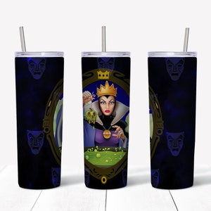 Può includere: Set di tre bicchieri in acciaio inossidabile con cannuccia. I bicchieri presentano un disegno della Regina Cattiva di Biancaneve. Il bicchiere centrale mostra la regina che tiene in mano una mela avvelenata. Lo sfondo è blu scuro con un motivo di maschere.