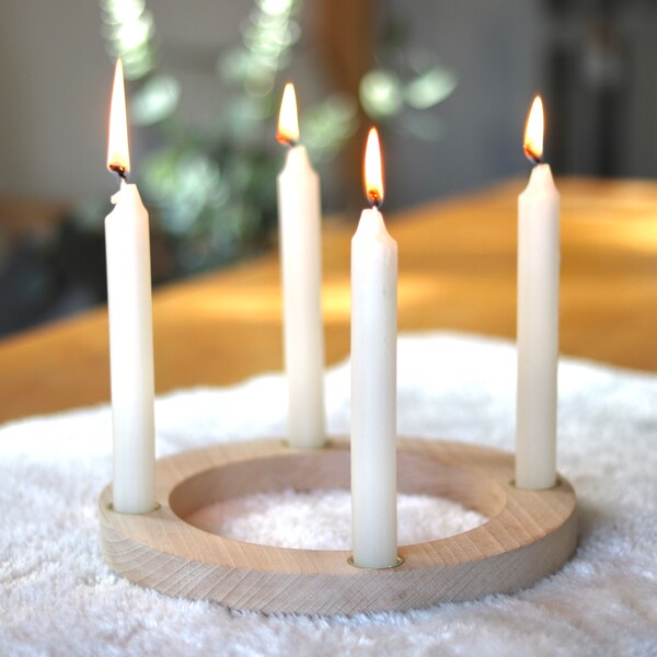 Handgefertigter Holzkranz mit Kerzen - perfekte Weihnachtsdeko