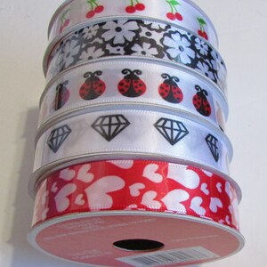 Ruban amusant brillant et soyeux, cerises, fleurs, pierres précieuses, cœurs, coccinelles, 1,5 cm x 2,7 m pour tous vos projets de bricolage.