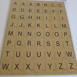 Autocollants en carton gris, valeur numérique attribuée sur chaque lettre comme un jeu de société populaire, 2 feuilles par paquet. Pour tous vos projets DIY !