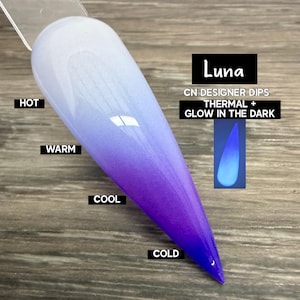 Puede incluir: Una muestra de u&ntilde;a con un efecto degradado, que va del blanco al morado y al azul oscuro. Se muestra el texto "Luna", junto con "CN DESIGNER DIPS THERMAL + GLOW IN THE DARK". El color de la muestra cambia con la temperatura.