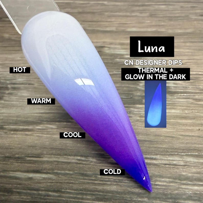 Puede incluir: Una muestra de u&ntilde;a con un efecto degradado, que va del blanco al morado y al azul oscuro. Se muestra el texto "Luna", junto con "CN DESIGNER DIPS THERMAL + GLOW IN THE DARK". El color de la muestra cambia con la temperatura.