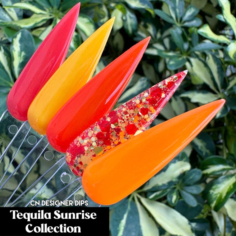 Puede incluir: Cuatro colores de polvo de inmersi&oacute;n para u&ntilde;as en un degradado de naranja, rojo y amarillo. Los colores est&aacute;n etiquetados como "Tequila Sunrise Collection".