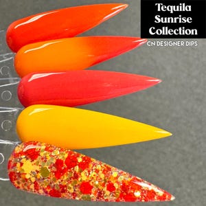 Puede incluir: Cuatro colores de polvo de inmersi&oacute;n para u&ntilde;as en un degradado de naranja, rojo, amarillo y una mezcla de purpurina. Los colores est&aacute;n etiquetados como "Tequila Sunrise Collection" y "CN Designer Dips".