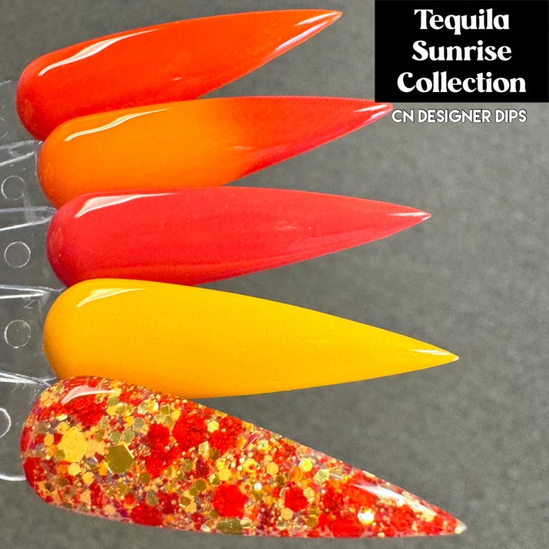Puede incluir: Cuatro colores de polvo de inmersi&oacute;n para u&ntilde;as en un degradado de naranja, rojo, amarillo y una mezcla de purpurina. Los colores est&aacute;n etiquetados como "Tequila Sunrise Collection" y "CN Designer Dips".