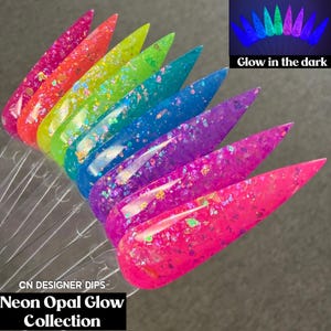 以下が含まれることがあります： CN Designer Dips Neon Opal Glowコレクションのネイルディスプレイ用スティック8本セット。各スティックは、虹色のオパールフレークが散りばめられた鮮やかなネオンカラーです。インセット画像は、暗闇で発光する様子を示しています。