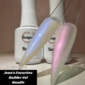 Puede incluir: Un conjunto de Builder Gel CN Designer Dips, con dos muestras de uñas con acabados iridiscentes. Una muestra es blanca pálida opalescente, y la otra es rosa suave. Los frascos en el fondo tienen etiquetas blancas con texto negro.