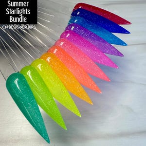 Puede incluir: Una colección de muestras de esmalte de uñas con purpurina en un arcoíris de colores, incluyendo verde, amarillo, naranja, rosa, morado y azul. El texto "Summer Starlights Bundle" y "CN DESIGNER DIPS" es visible en la esquina superior izquierda.