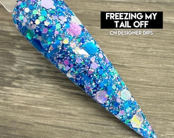 Könnte beinhalten: Nahaufnahme eines blauen und weißen Glitzer-Nagel-Dip-Pulvers mit dem Text "Freezing My Tail Off" und "CN Designer Dips".