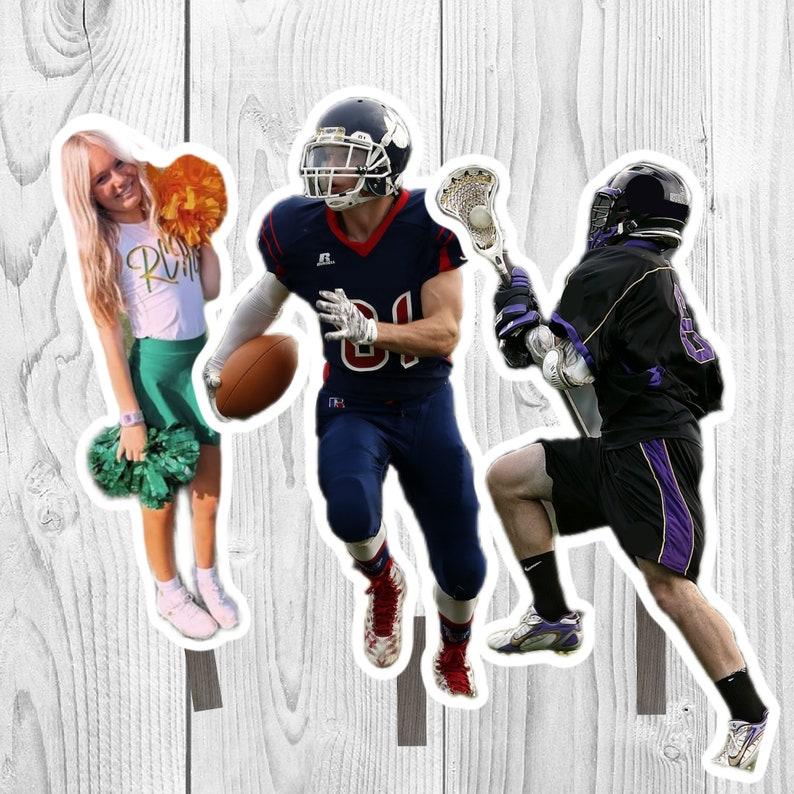 Puede incluir: Un jugador de f&uacute;tbol americano con un uniforme rojo y azul con el n&uacute;mero 81 blanco corre con el bal&oacute;n. Un jugador de lacrosse con un uniforme negro y morado con el n&uacute;mero 81 blanco corre con un palo de lacrosse. Una animadora con un uniforme verde y blanco sostiene pompones y sonr&iacute;e.