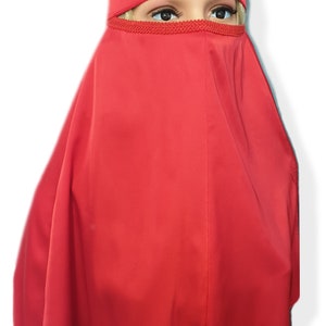 Peut inclure: Un niqab rouge avec un bandeau assorti. Le niqab a un bord festonn&eacute; et le bandeau a un design simple. #Red no zipper