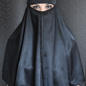 Peut inclure: Un niqab noir avec un bandeau noir. Le niqab est fait d'un tissu soyeux et a une fermeture &eacute;clair sur le devant.