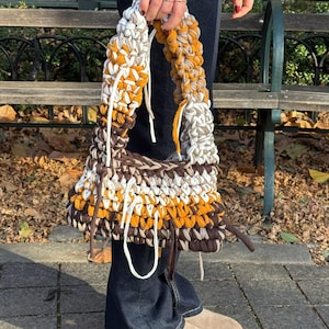 Handgefertigte Grobstrick Fransen Tasche, Grobstrick Stricktasche, kuscheliges Accessoire, Weihnachten, Geschenk für sie, It-Girl Tasche, Fransen Stricktasche
