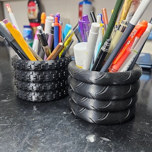 Porte-crayons de pneus de moto empilés