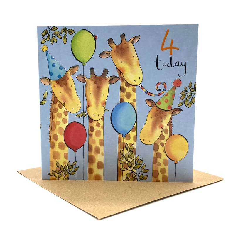 K&ouml;nnte beinhalten: Eine Geburtstagskarte mit blauem Hintergrund, auf der vier Giraffen mit Partyh&uuml;ten und Ballons zu sehen sind. Die Karte zeigt den Text "4 today".