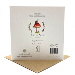 K&ouml;nnte beinhalten: Eine wei&szlig;e Karte mit einem roten und wei&szlig;en Pilz, auf dem eine Schnecke sitzt. Die Karte tr&auml;gt den Text "Ink and Snail Designs" und "Happy Retirement by Honor Barton".
