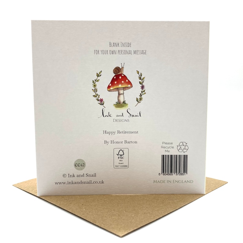 K&ouml;nnte beinhalten: Eine wei&szlig;e Karte mit einem roten und wei&szlig;en Pilz, auf dem eine Schnecke sitzt. Die Karte tr&auml;gt den Text "Ink and Snail Designs" und "Happy Retirement by Honor Barton".