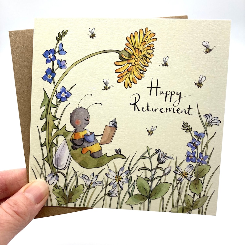 K&ouml;nnte beinhalten: Eine Gru&szlig;karte mit einer Biene, die auf einem Blatt sitzt und ein Buch liest. Die Biene tr&auml;gt ein gelb-schwarz gestreiftes Hemd. Die Karte hat einen L&ouml;wenzahn und den Text "Happy Retirement" darauf.