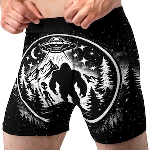 Calzoncillos bóxer divertidos de hombre con estampado de Bigfoot, alienígena y ovni de Random Stock Apparel.