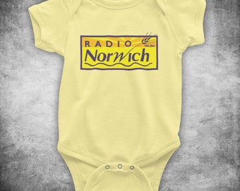 ALAN PARTRIDGE LINTON TRAVEL TAVERN UNOFFICIAL HOTEL BABY GROW BABYGROW GIFT