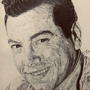 Pode incluir: Um desenho a lápis preto e branco de um homem com um sorriso. O homem tem cabelo curto e escuro e está vestindo uma camisa de colarinho. O desenho é assinado "Howard 21.05.2021" no canto inferior direito.