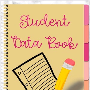 Puede incluir: Un libro de datos para estudiantes de color beige con encuadernación en espiral. La portada tiene las palabras "Student Data Book" escritas en cursiva rosa. Una ilustración en blanco y negro de un cuaderno rayado con un lápiz amarillo está en la portada.