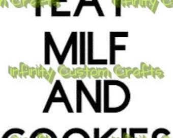 私はミルフとクッキーを食べる