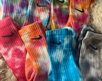 Tie dye calzini Nike, calzini personalizzati, calzini dell'equipaggio di tutti i giorni, idea regalo colorata e carina, calzini estetici, calzini divertenti, Nike, estate, primavera, vestito,