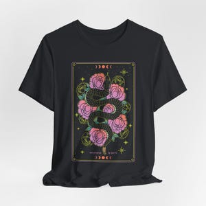 Camiseta de tarot místico, camiseta de estrellas con rosas y serpientes, camiseta unisex Garden Beware, camiseta ocultista, camiseta bohemia, ropa gótica, ropa de bruja