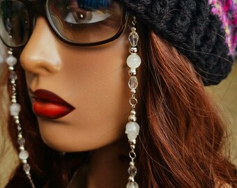 Cadena de gafas de calavera selenita, selenita, cadena de gafas boho, calavera blanca, cadena de gafas góticas, regalos de brujas, glam goth, accesorios de calavera