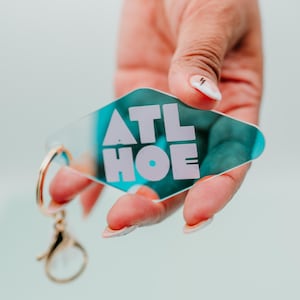ATL Hoe Iridescent Motel Brelok do kluczy z frędzlami | Miłośnik miasta | Prezent dla najlepszego przyjaciela | ATLIEN | Motel Brelok do kluczy