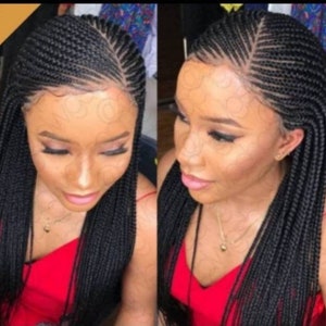 Puede incluir: Una peluca negra trenzada con un frente de encaje. La peluca está diseñada en un estilo largo y recto.