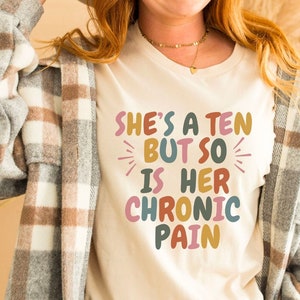 Sarcastic Chronic Pain Shirt, She's a Ten Chronic Pain, Funny Fibro Warrior, Invisible Illness Pain Gifts, Hot Girls have Chronic Sick Pain zdjęcie 1