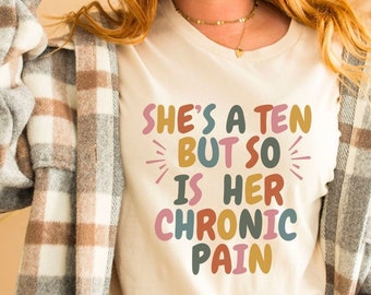 Camisa sarcástica de dolor crónico, ella es un dolor crónico diez, guerrero fibro divertido, regalos de dolor de enfermedad invisible, las chicas calientes tienen dolor crónico de enfermedad