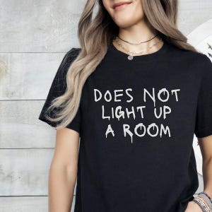 Non illumina la stanza Colori confortevoli, divertente maglietta True Crime, regalo per i fan di True Crime, spettacoli di omicidio vestiti comodi, regalo per drogati di True Crime