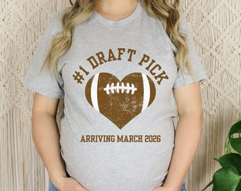 フットボールをテーマにした妊娠発表Tシャツ、フットボールドラフト指名ベビー発表、秋の妊娠発表シャツ、フットボール妊娠発表Tシャツ