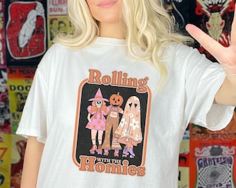 Camiseta de Halloween rolando com os manos, fantasma de skate de Halloween, camiseta engraçada de Halloween, Halloween de terror vintage, camisa retrô de Halloween dos anos 90