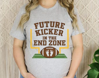 フットボールをテーマにした妊娠発表Tシャツ、フットボールベビーキッカー発表、秋の妊娠発表シャツ、フットボール妊娠発表シャツ