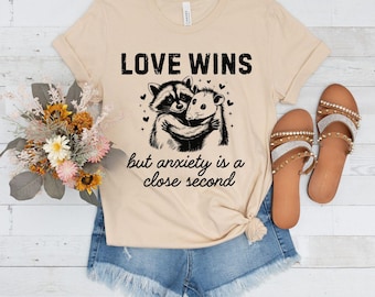 Divertido mapache zarigüeya con ansiedad y salud mental, camiseta del orgullo LGBTQ, camiseta queer neurodivergente, camiseta sarcástica, humor sobre salud mental, Weirdcore