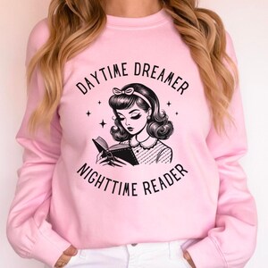 Retro Bücherwurm Tagtraum Sweatshirt, lustiges Nachtleser Buch Addict Rundhalsausschnitt, Bücherwurm Lese Sweatshirt, Geschenk für Bibliothekar, Bibliothekskarte