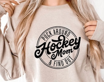 Felpa con cappuccio per mamma di hockey, Puck Around and Find Out, maglietta retrò per la stagione dell'hockey, hockey delle scuole superiori, maglietta per mamma sportiva, regalo per maglione per mamma di hockey