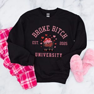 Broke Bitch University Crewneck, prezent dla zakupoholiczki, zabawny modny sweter, prezent dla niej, sarkastyczny sweter, pieniądze na kawę i zakupy, Bougie