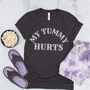 Mein Bauch tut weh, lustiges Shirt, mein Bauch tut weh, lustig zu sein, Migräne, IBS, chronische Schmerzen, soziale Angst Bauch schmerzen Überleben, introvertierte Geschenke