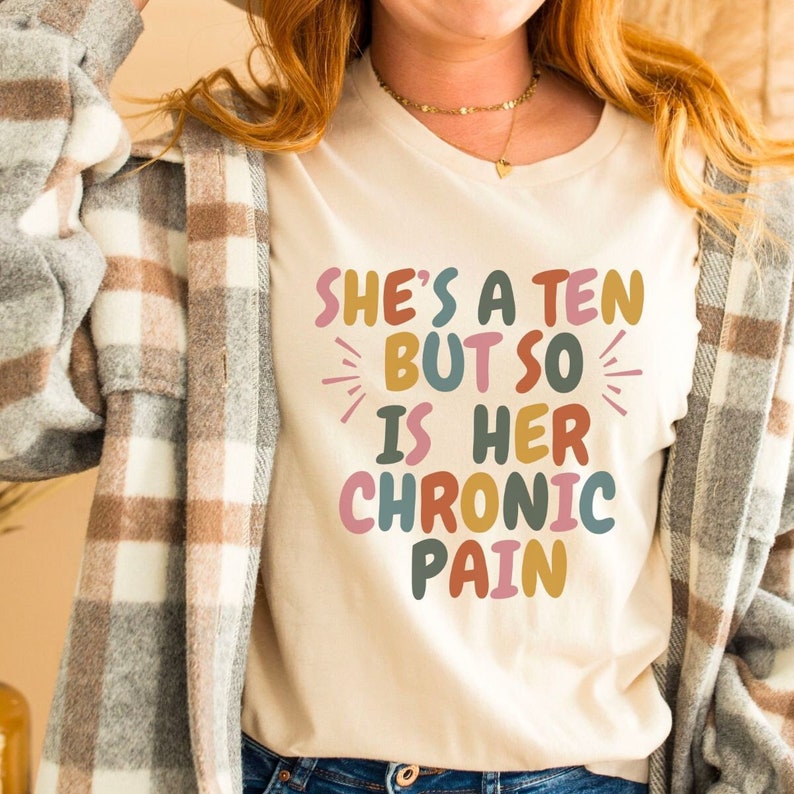 Sarcastic Chronic Pain Shirt, She's a Ten Chronic Pain, Funny Fibro Warrior, Invisible Illness Pain Gifts, Hot Girls have Chronic Sick Pain zdjęcie 1