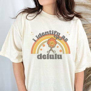 Lustiges Delulu Delusional Shirt in Komfortfarben, Delulu ist das Solulu Shirt, TikTok Trend, freches Meme Shirt, freche Geburtstagsgeschenke für Sie