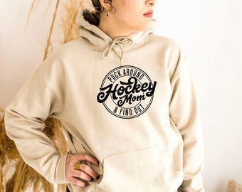 Felpa con cappuccio Hockey Mom, Puck Around and Find Out, Maglietta retrò per la stagione dell'hockey, Hockey delle scuole superiori, Regalo per mamma sportiva per partite di hockey, Mamma divertente