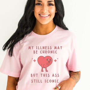Mi enfermedad es crónica, pero este culo es icónico, divertido Fibro POTS Spoony humor, Invisible Illness Flare Day Warrior, Chronic Pain Spoonie Shirt