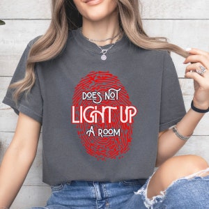 Non illumina la stanza Colori confortevoli, divertente maglietta True Crime, regalo per i fan di True Crime, spettacoli di omicidio vestiti comodi, regalo per drogati di True Crime