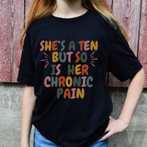 Sarcastic Chronic Pain Shirt, She's a Ten Chronic Pain, Funny Fibro Warrior, Invisible Illness Pain Gifts, Hot Girls have Chronic Sick Pain Black